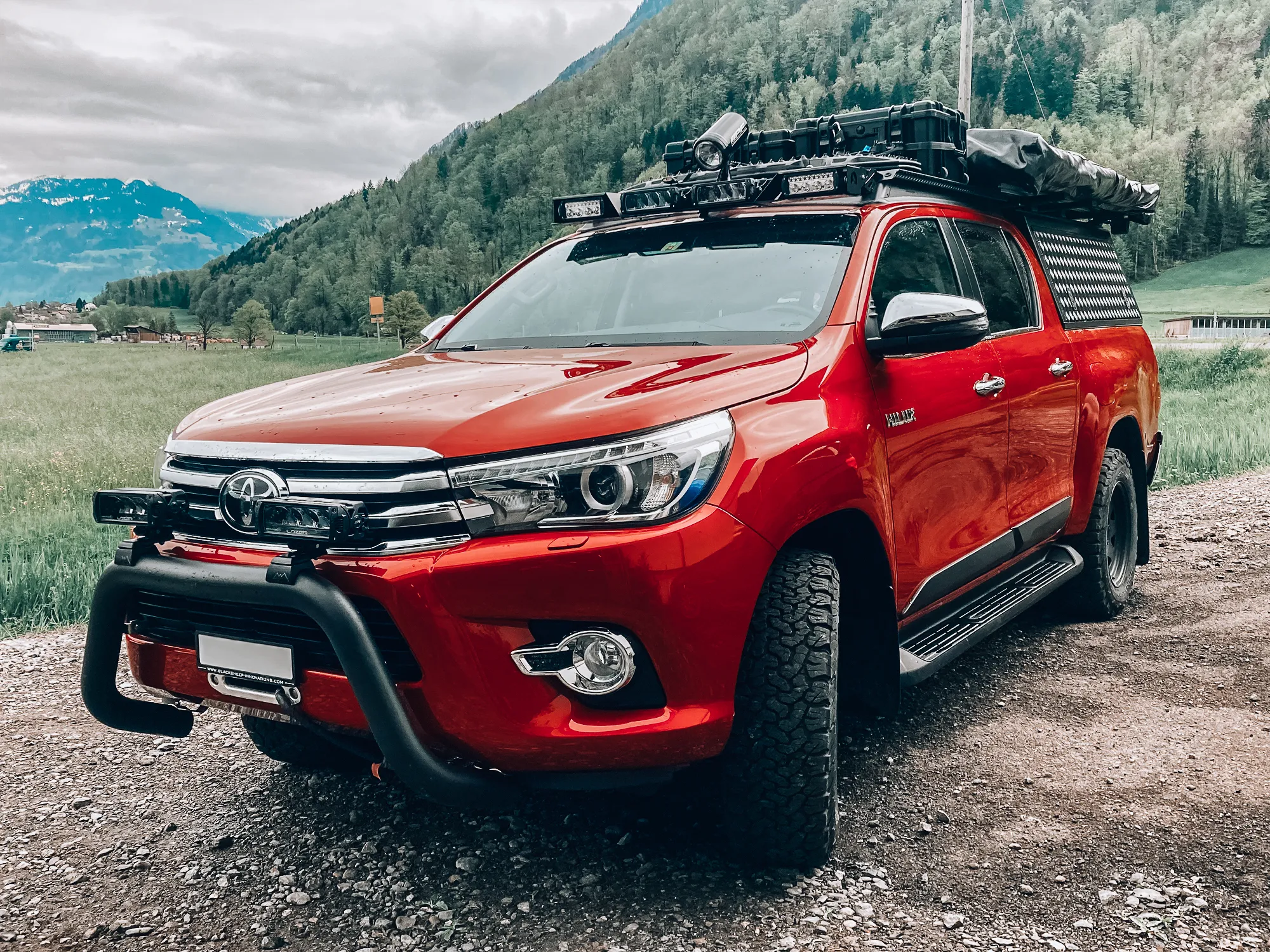 Black Sheep Dachplattform Toyota Hilux mit LED Bar und Gepäck