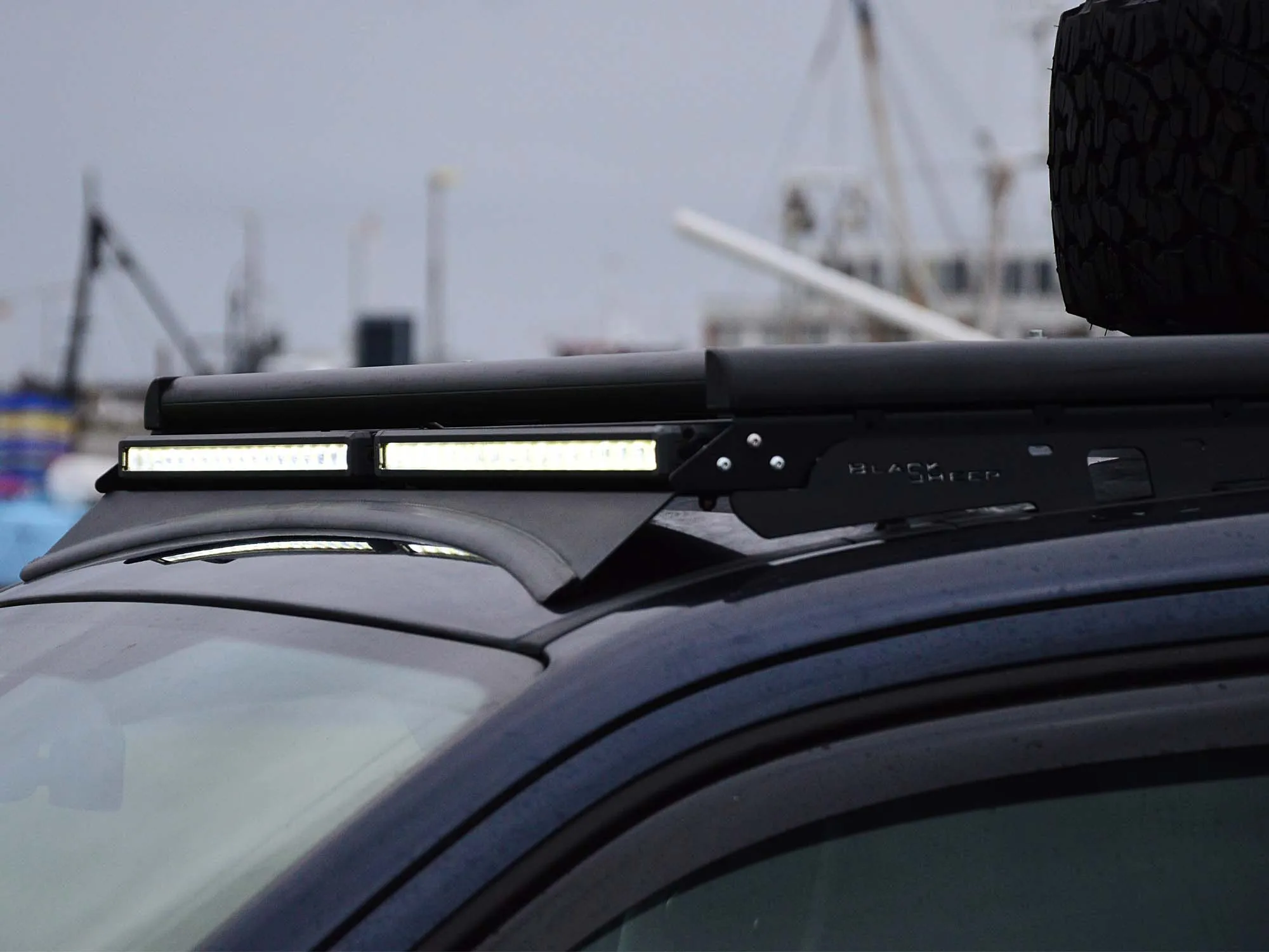 Wind deflector for universal carrier VW Amarok DC