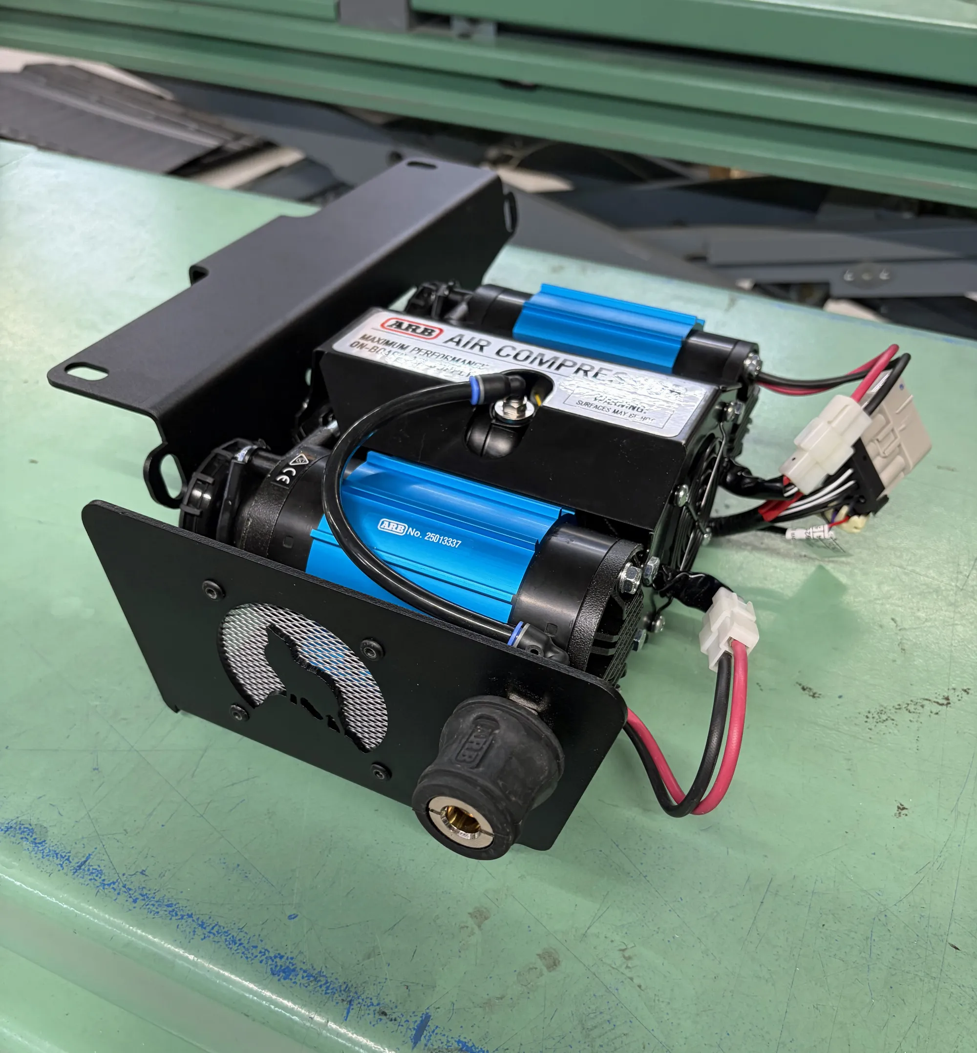 ARB Doppelkompressor Bundle unter Sitz(Links) - Ineos Grenadier 